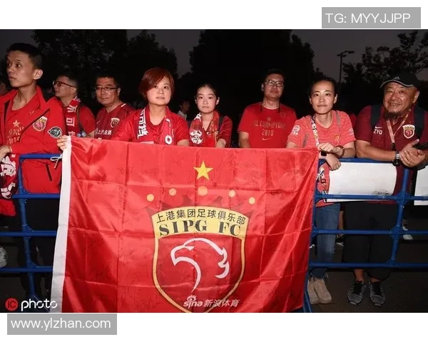 上港足球主场激情四溢球迷齐聚共庆荣耀时刻 上港足球主场激情四溢球迷齐聚共庆荣耀时刻